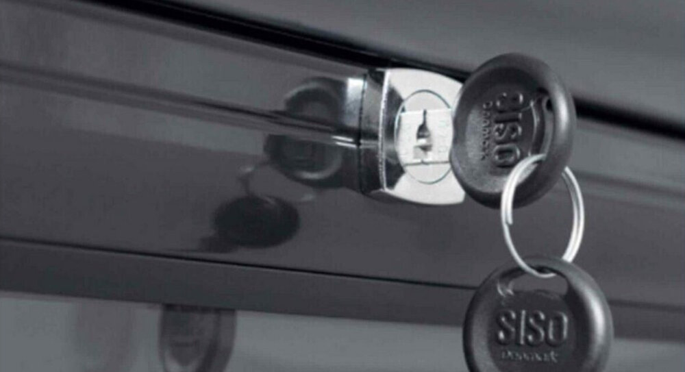 CHŁODZIARKA DO WINA BEKO PROFESSIONAL ADN 231BK BP Górna część witryny na wino Beko Professional z elektronicznym panelem sygnalizacyjnym. Widoczne są kontrolki pracy urządzenia oraz przeszklone drzwi z oświetlonym wnętrzem zamek w drzwiach trwała konstrukcja profesjonalne zastosowanie