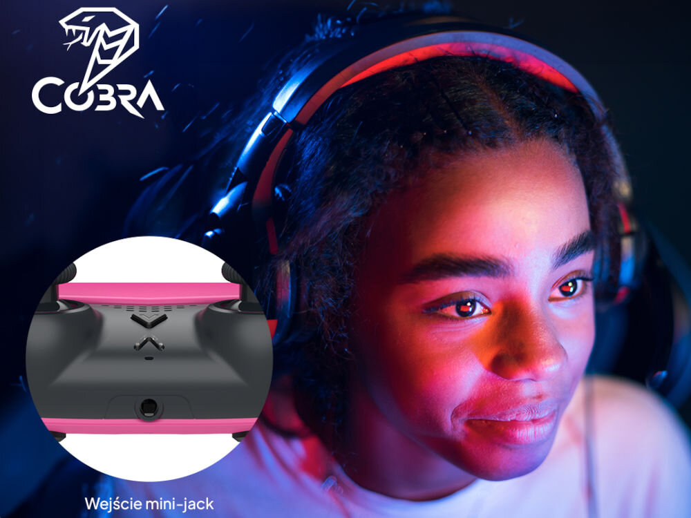 Kontroler COBRA QSP553PK Różowy prezentacja wejścia mini-jack i dziewczyny siedzącej w słuchawkach światło led złącze 3,5 mm podłączenie słuchawek wygodne rozwiązanie