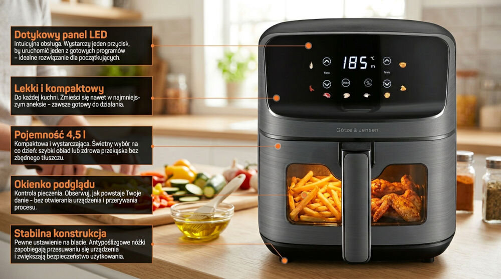Na obrazie znajduje się frytkownica beztłuszczowa GÖTZE & JENSEN AF300T z panelem LED i okienkiem do obserwacji postępów gotowania. Obok urządzenia widoczne są pokrojone warzywa i przyprawy na blacie kuchennym.