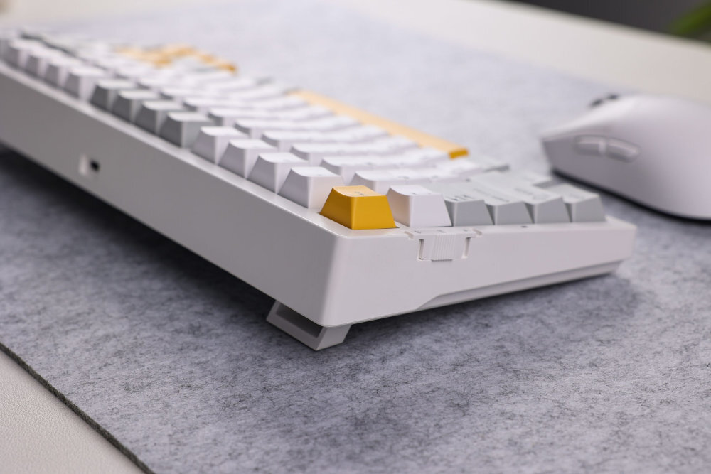 MCHOSE MC-G75 Płytka 1.2 mm Per-Key Flex-Cut PCB stabilny i przyjemnie miękki Precyzyjne wycięcia w konstrukcji równomierne podświetlenie - klawiatura, a w tle mysz
