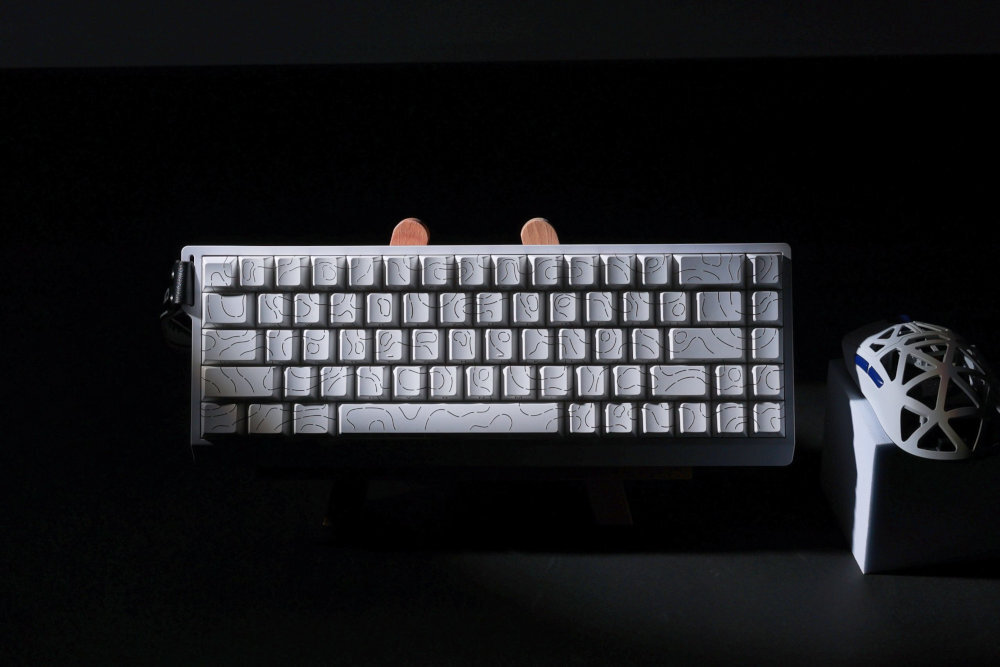 MCHOSE MC-ACE68 Anti-Ghosting N-Key Rollover każdy naciśnięty klawisz jest rejestrowany jednoczesnego wciśnięcia wielu przycisków - biała klawiatura na ciemnym tle obok myszka w kolorze białym