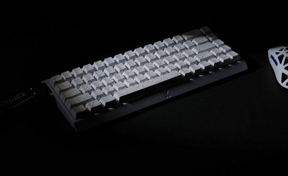 MCHOSE MC-ACE68 Solidna konstrukcja odporność 314 x 116,5 x 34,6 mm 760 g - klawiatura w jasnym kolorze, obok mysz i słuchawki - klawiatura na stanowisku gamingowym - klawiatura na jasnym tle pionowo - biała klawiatura na ciemnym tle