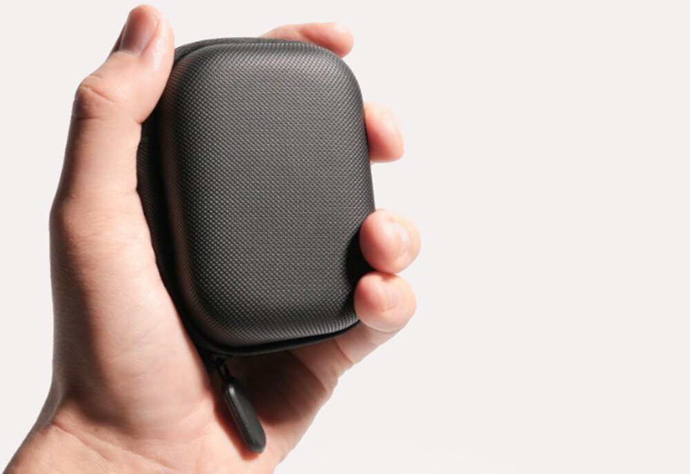 Etui Araree Carrying Case Small niewielki rozmiar, etui trzymane w dloni, material wykonania, akcesoria