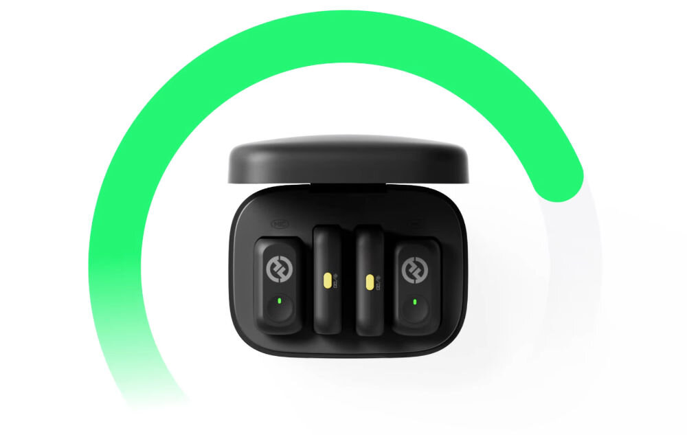 System bezprzewodowy HOLLYLAND Lark A1 Mini Duo USB-C Szary prezentacja urządzeń w etui wokół zielony okrąg pokazujący ładowanie białe tło do 54 godzin pracy z etui ładującym do 6,5 godzin pracy przy włączonej redukcji szumów 9 godzin bez niej pełne naładowanie nadajnika do dwóch razy