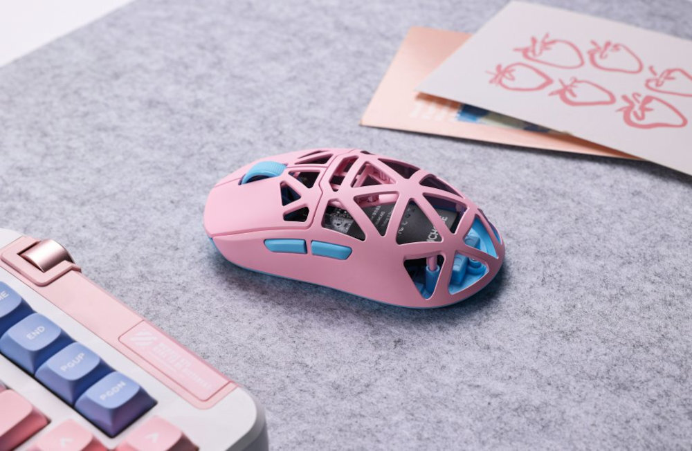 MCHOSE AX5 - myszka na biurku obok klawiatury