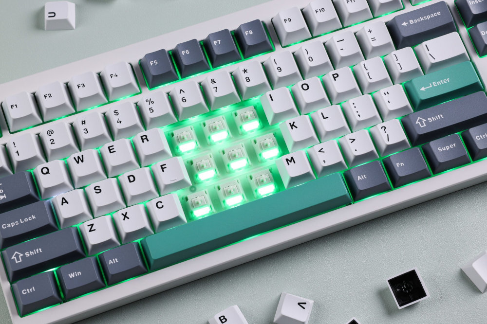 MCHOSE GX87 oprogramowaniem 17 trybów podświetlenia RGB VIA ułatwia pracę w słabym oświetleniu - wyciągnięte przyciski, widoczne podświetlenie
