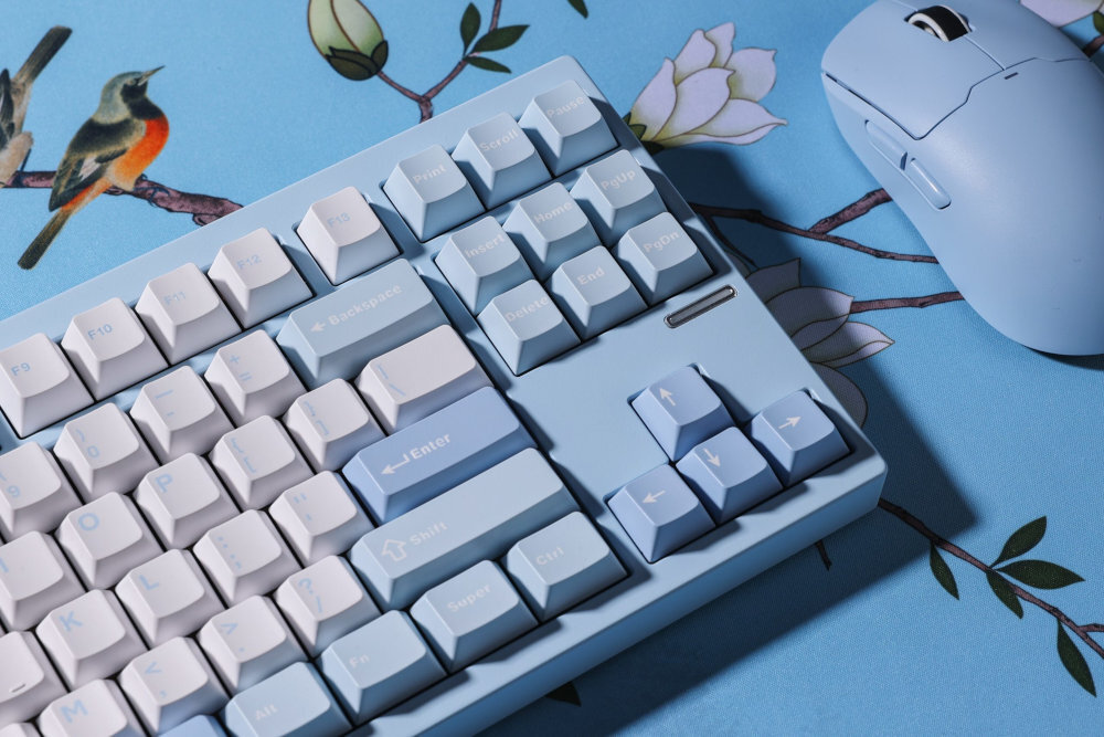 MCHOSE GX87 układ 80 88 klawiszami TKL (Tenkeyless) brak bloku numerycznego - zbliżenie na stzałki obok myszka