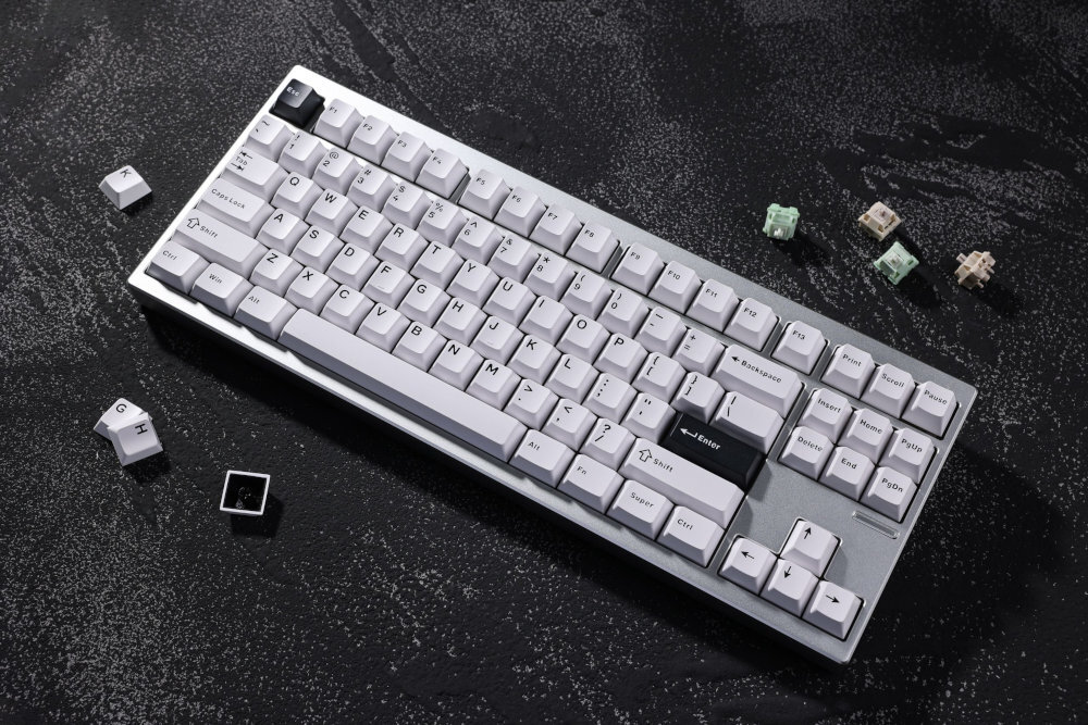 MCHOSE GX87 mechaniczna klawiatura Aluminiowa obudowa kontrastującymi detalami Silicone Gasket Mount Trzy tryby łączności bateria - klawiatura a obok mysz na blacie
