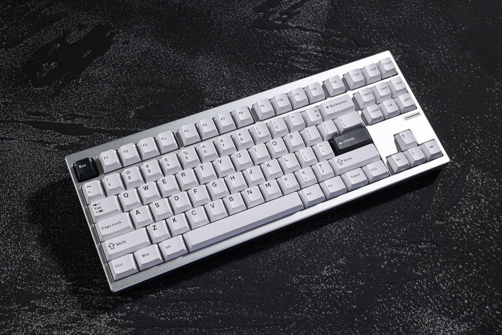 MCHOSE GX87 Aluminiowa obudowa technologii CNC kontrastującymi akcentami odporność na codzienne użytkowanie - klawiatura, obok słuchawki