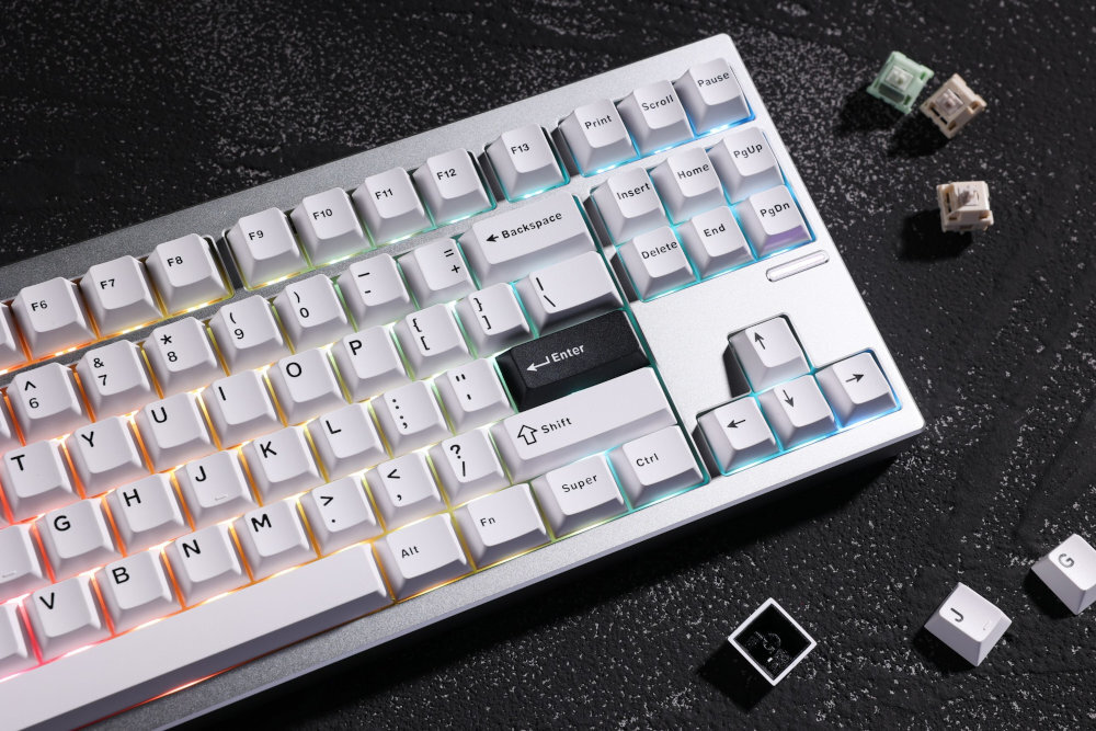 MCHOSE GX87 trzy tryby komunikacji 2,4 GHz odświeżaniem 1000 Hz odbiornik USB-A Bluetooth urządzeniami mobilnymi - klawiatura od przodu w, tle kwiatek - klawiatura z myszką na biurku