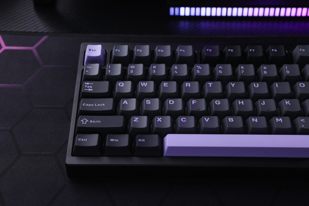 MCHOSE GX87 QMK i VIA konfigurację układu klawiszy tworzenie własnych warstw funkcyjnych, makr i skrótów - klawiatura na ciemnym tle