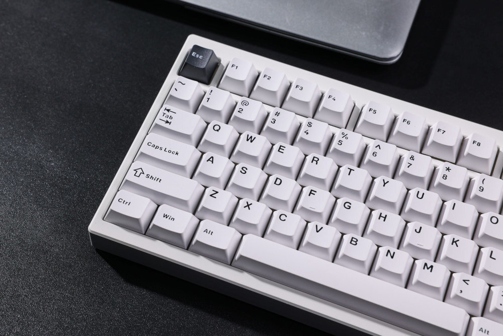 MCHOSE GX87  mechaniczna klawiatura Aluminiowa obudowa kontrastującymi detalami Silicone Gasket Mount Trzy tryby łączności bateria - klawiatura a obok mysz na blacie