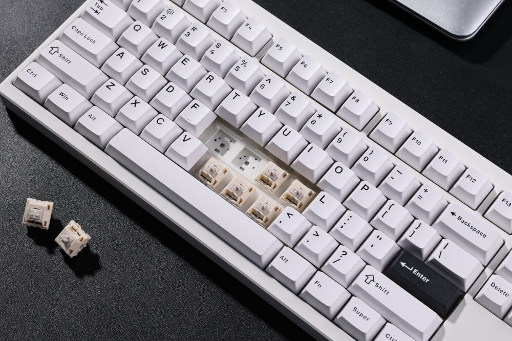 MCHOSE GX87 QMK i VIA konfigurację układu klawiszy tworzenie własnych warstw funkcyjnych, makr i skrótów - klawiatura na ciemnym tle