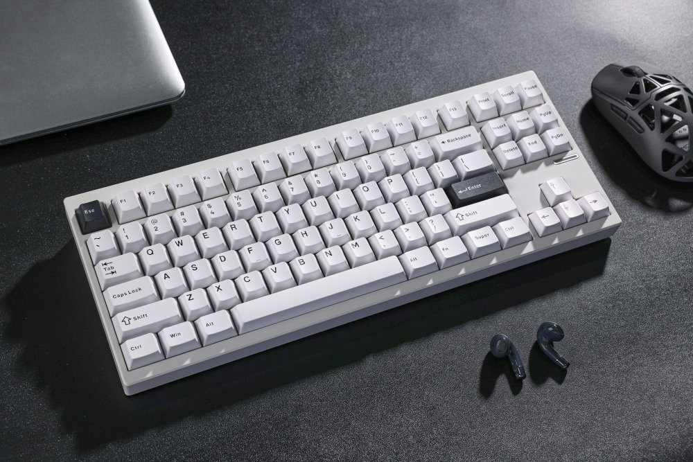 MCHOSE GX87  trzy tryby komunikacji 2,4 GHz odświeżaniem 1000 Hz odbiornik USB-A Bluetooth urządzeniami mobilnymi - klawiatura od przodu w, tle kwiatek - klawiatura z myszką na biurku