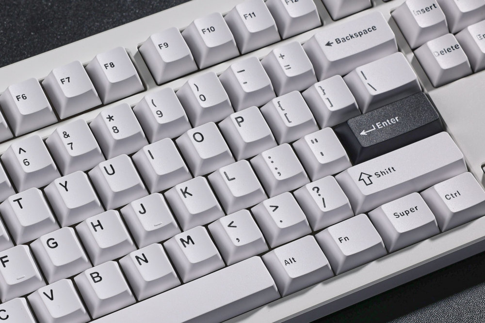 MCHOSE GX87  baterię 8000 mAh pracy czy nauki - klawiatura na białym tle - klawiatura a obok słuchawki