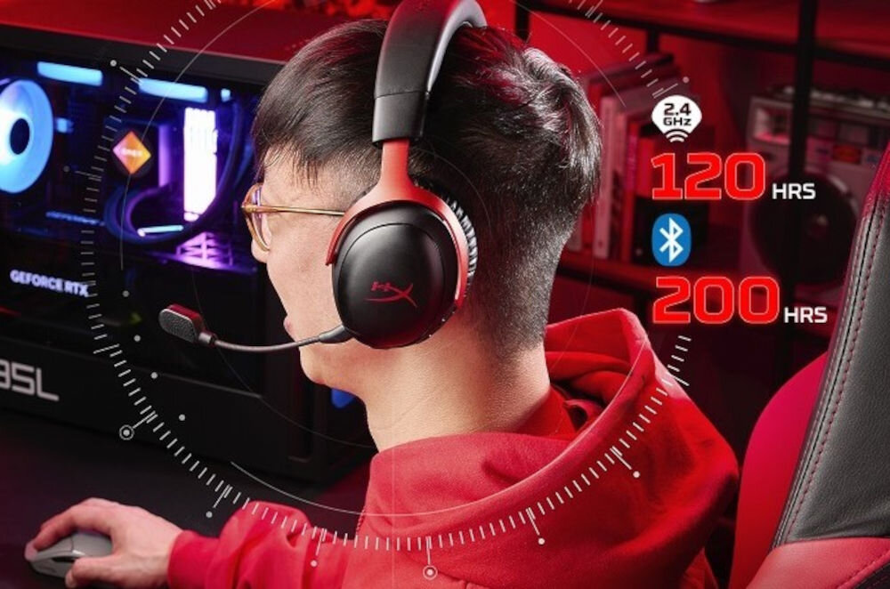 Słuchawki HYPERX Cloud III S czas pracy 120h 200h bateria bezprzewodowe, osoba z założonymi słuchawkami nausznymi