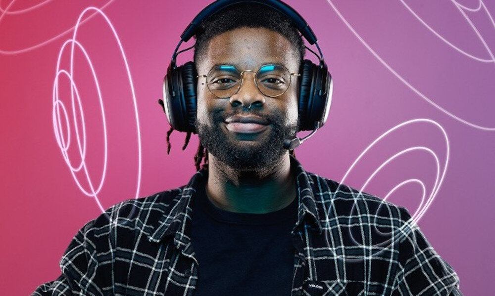 Słuchawki HYPERX Cloud III S dźwięk DTS Headphone:X 3D przestrzenny PC gaming, osoba z założonymi słuchawkami gamingowymi, którą otacza dźwięk