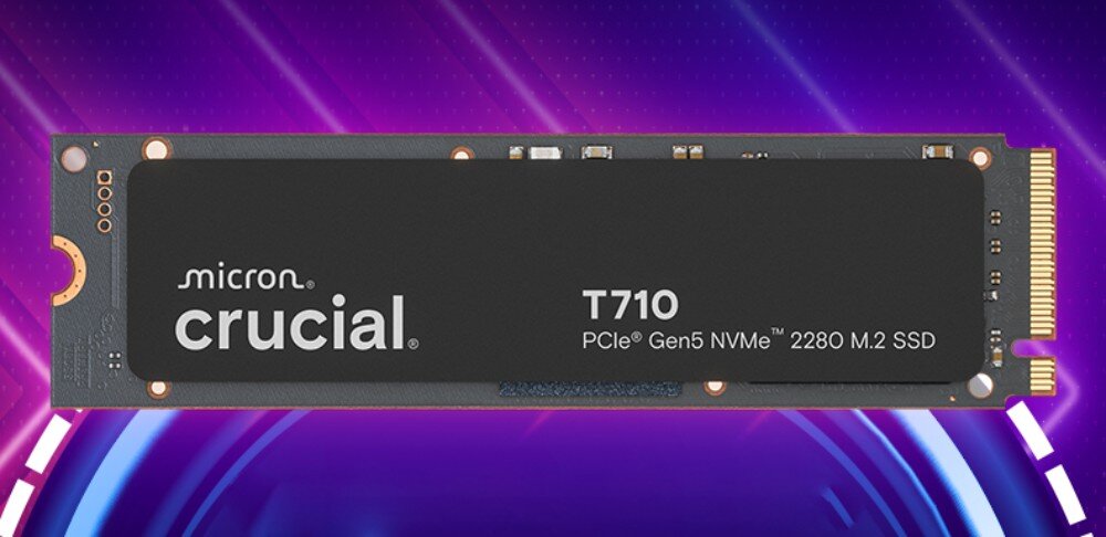 Dysk CRUCIAL T710 Zamontowany w złączu płyty głównej dysk T710 z radiatorem i widocznym logo 'crucial' na fioletowo-niebieskim tle, opis