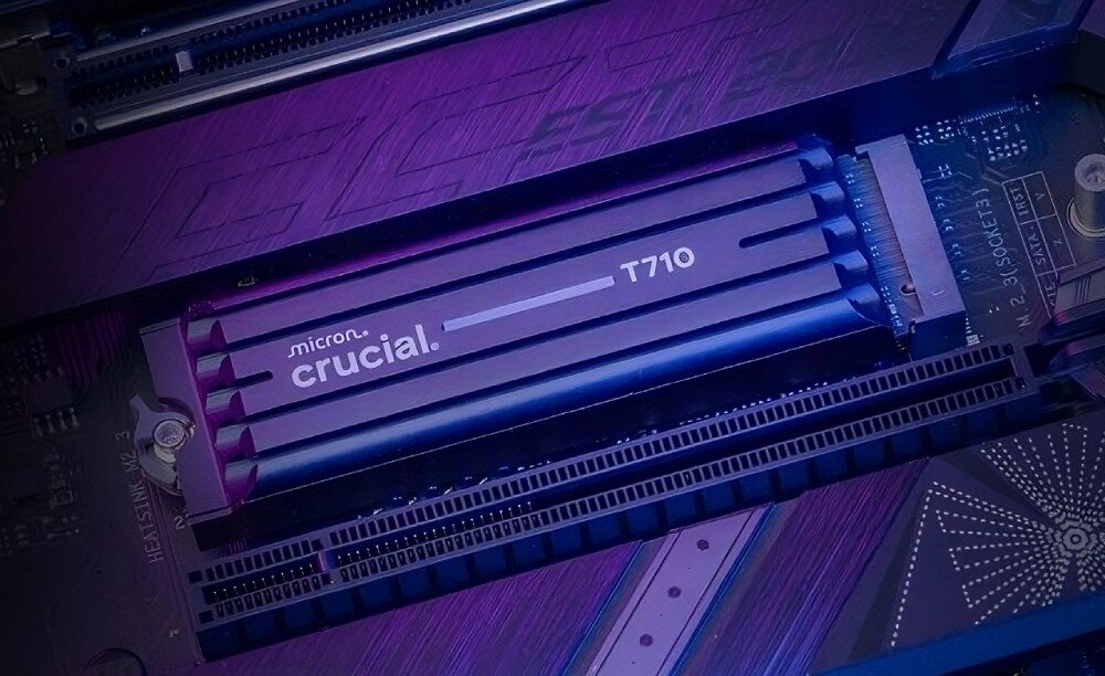 Dysk CRUCIAL T710 Zamontowany w złączu płyty głównej dysk T710 z radiatorem i widocznym logo 'crucial' na fioletowo-niebieskim tle, opis
