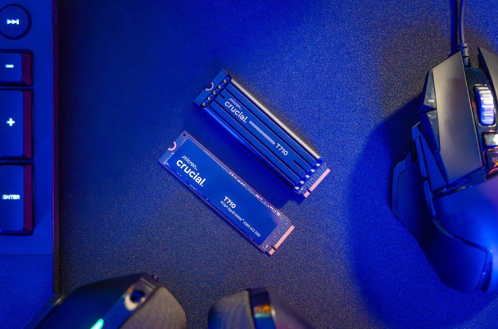 Dysk CRUCIAL T710 Dwa dyski T710 leżące na biurku między klawiaturą, myszką i słuchawkami, jeden z radiatorem, drugi bez, kompatybilność, interfejs, pojemność