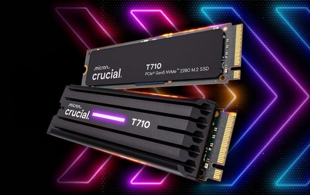 Dysk CRUCIAL T710 Dwa dyski T710 na czarnym tle z kolorowymi efektami świetlnymi, jeden z gładką obudową, drugi z radiatorem i podświetleniem, radiator, wytrzymałość, żywotność