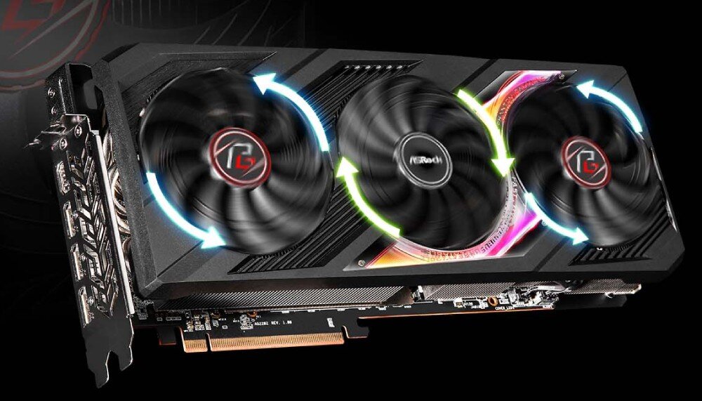 Komputer MAD DOG DEEPCOOL-A07DR64 Karta graficzna z trzema wentylatorami, na których zaznaczono kierunki obrotu strzałkami, widoczna z boku z złączami wideo i podświetleniem RGB wokół środkowego wentylatora, karta graficzna, architektura, wydajność