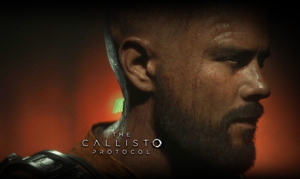 Komputer MAD DOG DEEPCOOL-A07WR64WP Zbliżenie na twarz mężczyzny z zarostem i krótkimi włosami, w tle ciepłe światło, na dole widoczne logo gry 'The Callisto Protocol', technologie, obraz, kodowanie AV1