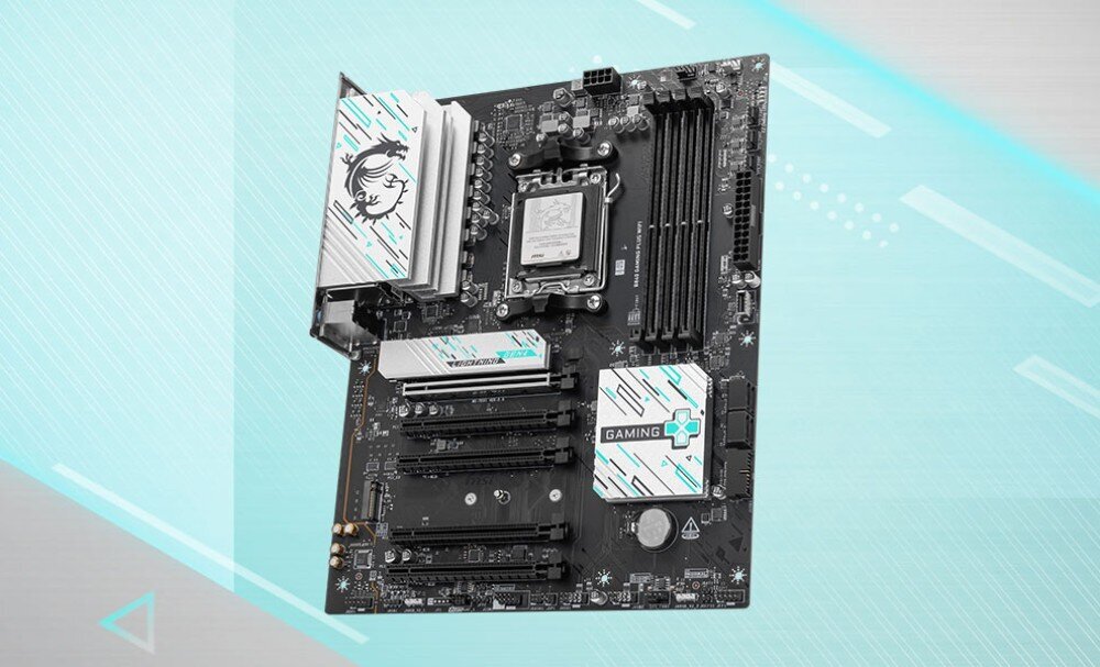 Komputer MAD DOG DEEPCOOL-A07WR64WP Płyta główna w czarnej kolorystyce z białymi i turkusowymi akcentami, zawierająca gniazdo procesora AM5, cztery sloty RAM, sloty PCIe oraz duże radiatory z logo smoka i napisem 'GAMING', płyta główna, kompatybilność, układ zasilania, łączność Wi-Fi 7