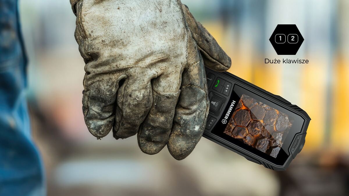 Telefon MYPHONE Hammer Rock LTE w ręku, Duże, wyspowe klawisze wygoda obsługa
