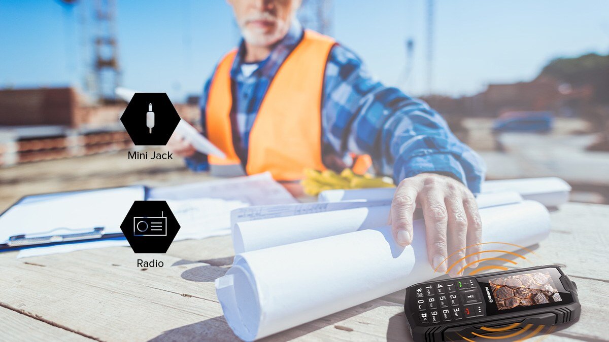 Telefon MYPHONE Hammer Rock LTE na blacie architekta, radio port słuchawkowy aparat