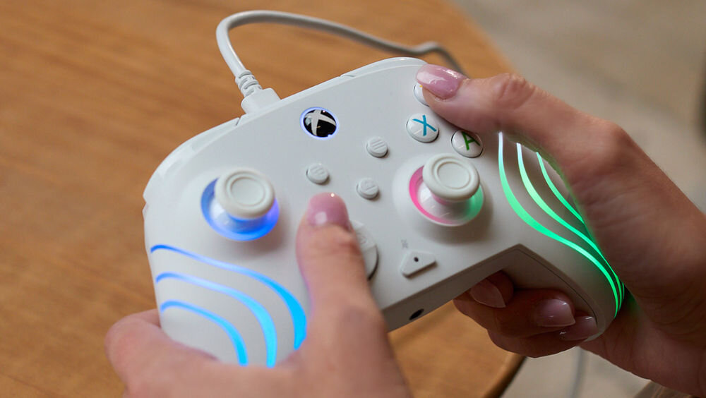 Kontroler TURTLE BEACH Afterglow Wave Biały prezentacja kontrolera podczas grania szerokie możliwości konfiguracji rozwiązania ułatwiające sterowanie ergonomiczny kształt charakterystyczny design funkcjonalność