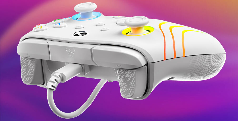 Kontroler TURTLE BEACH Afterglow Wave Biały prezentacja pada od strony portu USB-C na kolorowym tle możliwości ergonomiczna konstrukcja graj na Xbox PC kabel USB-C/USB-A