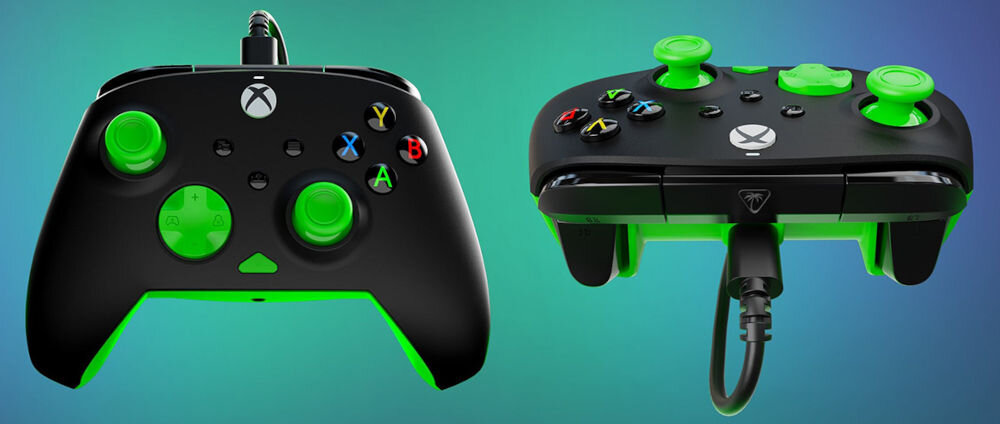 Kontroler TURTLE BEACH Rematch Core Czarno-zielony prezentacja pada od przodu i od strony portu USB-C ma kolorowym tle kształt dopasowany do dłoni komfortowe trzymanie redukcja uczucia zmęczenia ergonomia wspiera płynność ruchów