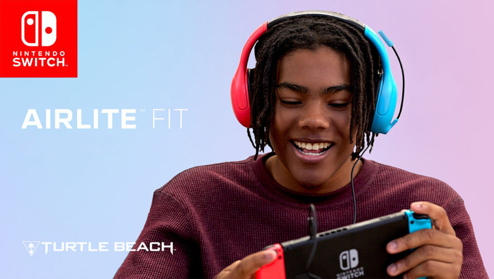 Słuchawki TURTLE BEACH Airlite Fit Nintendo Switch Niebiesko-czerwony prezentacja słuchawek podczas użytkowania chłopak grający na nintendo pastelowe tło napis z modelem