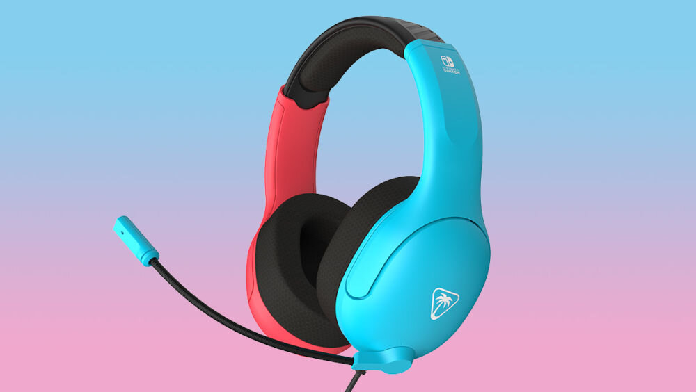 Słuchawki TURTLE BEACH Airlite Fit Nintendo Switch Niebiesko-czerwony prezentacja słuchawek od przodu pod kątem na pastelowym tle czuły mikrofon, wydajne głośniki, ergonomiczne słuchawki wygodna komunikacja