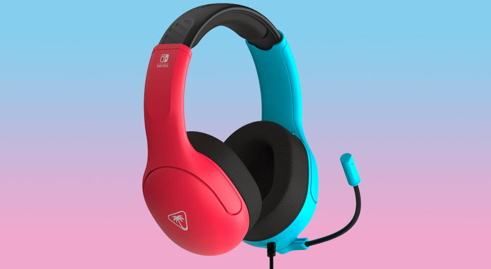 Słuchawki TURTLE BEACH Airlite Fit Nintendo Switch Niebiesko-czerwony prezentacja słuchawek od przodu pod kątem na pastelowym tle licencjonowane słuchawki Nintendo, dopasowanie do Nintendo Switch, kompatybilność z konsolą komfort użytkowania