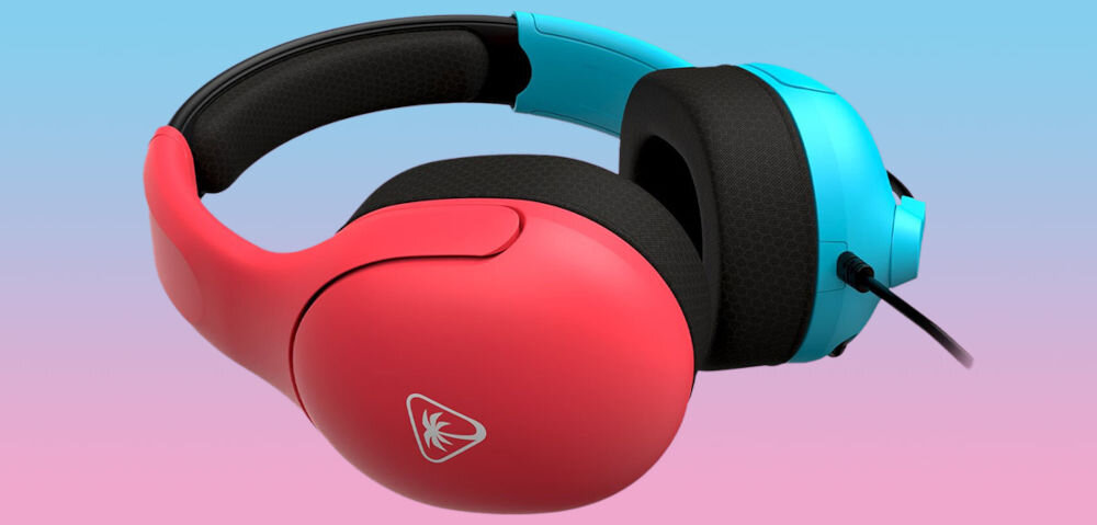 Słuchawki TURTLE BEACH Airlite Fit Nintendo Switch Niebiesko-czerwony prezentacja leżących słuchawek na pastelowym tle ergonomiczne słuchawki, wysokiej jakości dźwięk, przewodowe słuchawki