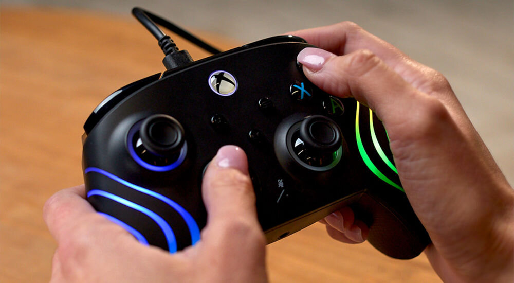 Kontroler TURTLE BEACH Afterglow Wave Czarny prezentacja kontrolera podczas grania szerokie możliwości konfiguracji rozwiązania ułatwiające sterowanie ergonomiczny kształt charakterystyczny design funkcjonalność