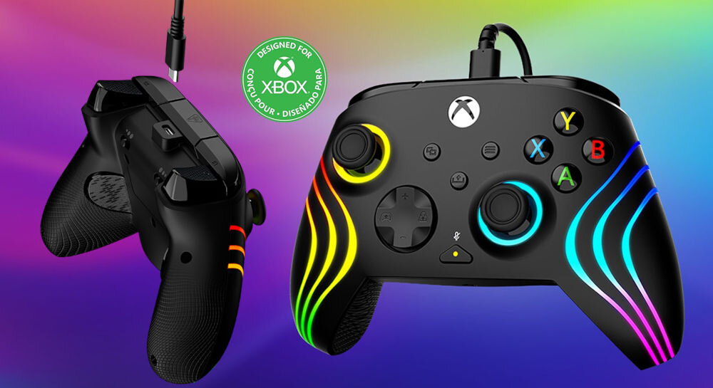 Kontroler TURTLE BEACH Afterglow Wave Czarny prezentacja pada od przodu i tyłu pod kątem na kolorowym tle sterowanie dźwiękiem za pomocą komend głosowych bez przerywania rozgrywki wygodne narzędzie dla graczy płynność kontrola
