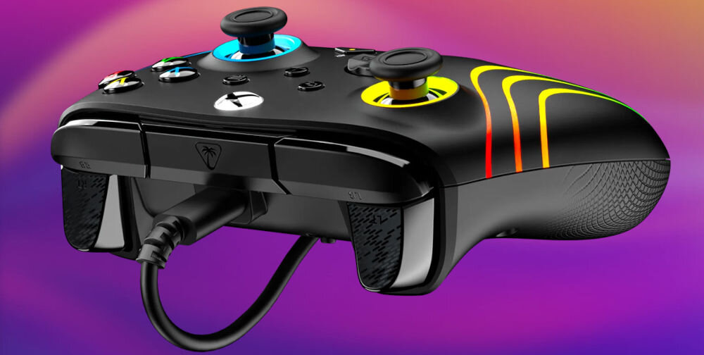 Kontroler TURTLE BEACH Afterglow Wave Czarny prezentacja pada od strony portu USB-C na kolorowym tle możliwości ergonomiczna konstrukcja graj na Xbox PC kabel USB-C/USB-A