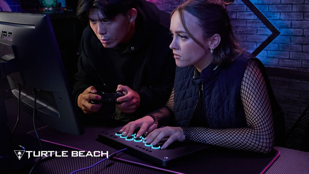 Kontroler TURTLE BEACH Xbox Series Victrix Pro Fight Stick Szary prezentacja kontrolera podczas użytkowania dwie osoby grające w ciemnym pokoju gamingowym