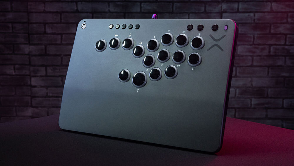 Kontroler TURTLE BEACH Xbox Series Victrix Pro Fight Stick Szary prezentacja kontrolera od przodu w tle pokój gamingowy tworzenie konfiguracji ciosów wygoda szybkie reagowanie