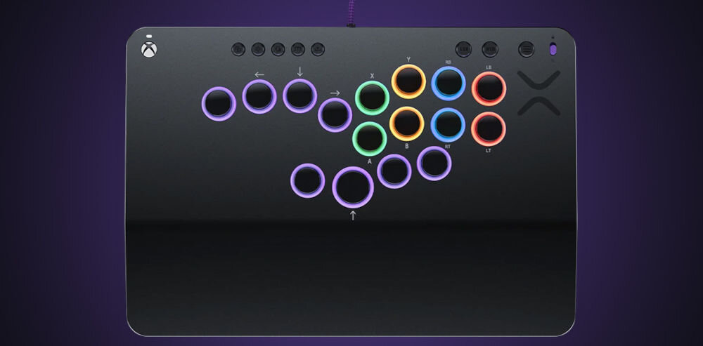 Kontroler TURTLE BEACH Xbox Series Victrix Pro Fight Stick Szary prezentacja kontrolera od przodu na fioletowym tle podróż waga lekki mocowanie do paska na ramię wbudowany schowek