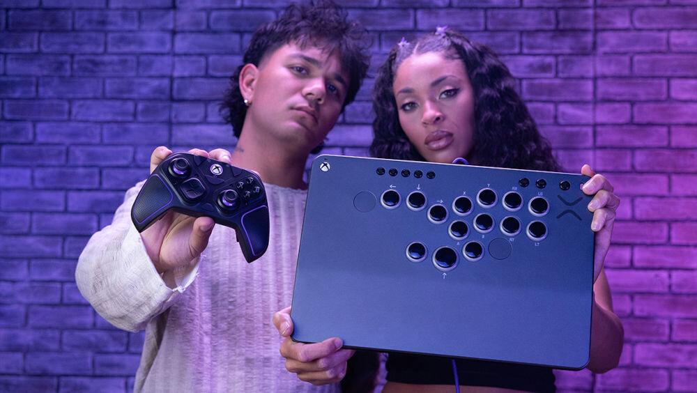 Kontroler TURTLE BEACH Xbox Series Victrix Pro Fight Stick Szary prezentacja kontrolera i innego pada przez dwie osoby w ciemnym pokoju kompatybilność z PC i Xbox Series X|S i One oficjalna licencja Xbox dostosowanie do potrzeb graczy