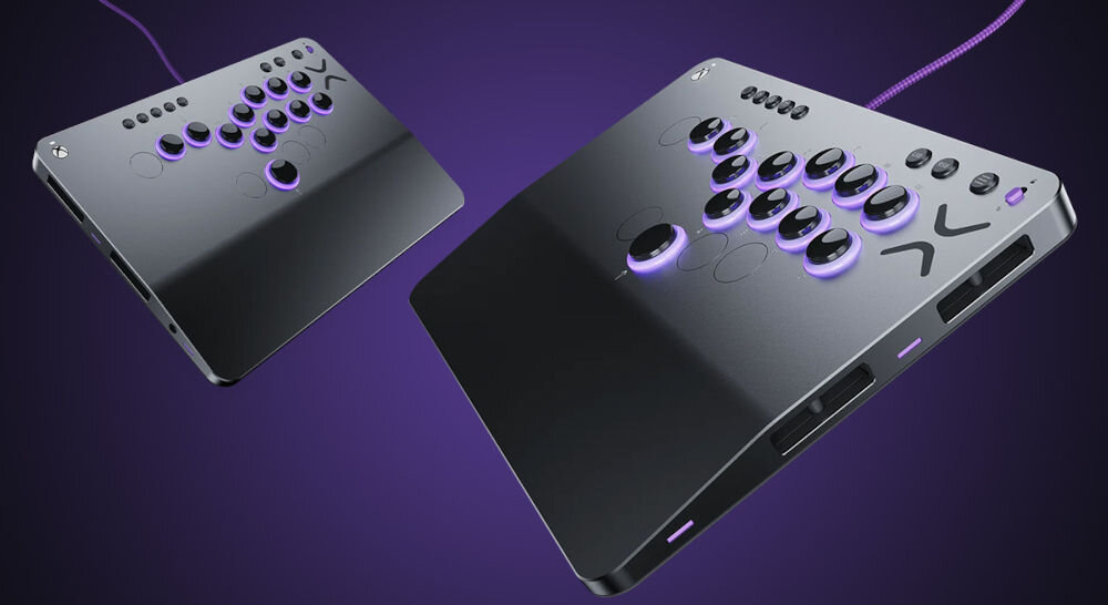 Kontroler TURTLE BEACH Xbox Series Victrix Pro Fight Stick Szary prezentacja kontrolera od przodu pod kątami na fioletowym tle z podłączonym kablem podświetlenie RGB z pierścieniami świetlnymi aplikacja Victrix Control Hub wyróżnij się