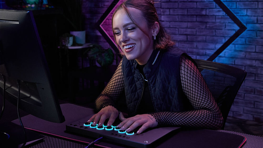 Kontroler TURTLE BEACH Xbox Series Victrix Pro Fight Stick Szary prezentacja kontrolera dziewczyna grająca na nim na tle ciemnego pokoju dla fanów gier walki zawodowy gracz Momochi rozwiązania pomagające skupić się na akcji