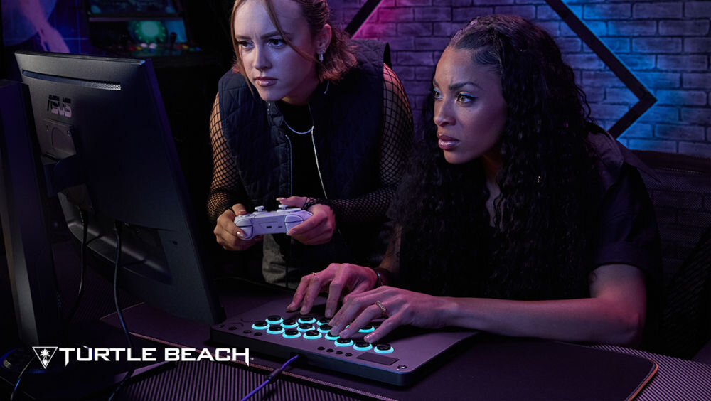 Kontroler TURTLE BEACH PS Victrix Pro Fight Stick Szary prezentacja kontrolera podczas użytkowania dwie dziewczyny grające w ciemnym pokoju gamingowym