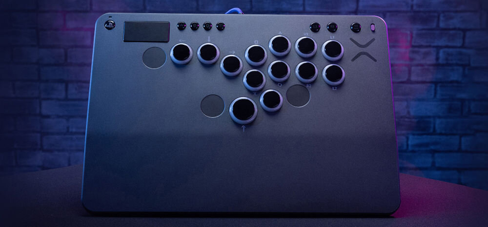 Kontroler TURTLE BEACH PS Victrix Pro Fight Stick Szary prezentacja kontrolera od przodu w tle pokój gamingowy tworzenie konfiguracji ciosów wygoda szybkie reagowanie