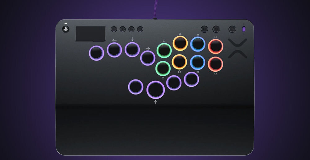 Kontroler TURTLE BEACH PS Victrix Pro Fight Stick Szary prezentacja kontrolera od przodu na fioletowym tle podróż waga lekki mocowanie do paska na ramię wbudowany schowek
