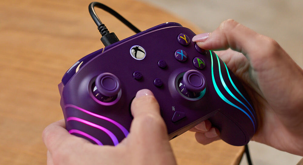 Kontroler TURTLE BEACH Afterglow Wave Fioletowy prezentacja kontrolera podczas grania szerokie możliwości konfiguracji rozwiązania ułatwiające sterowanie ergonomiczny kształt charakterystyczny design funkcjonalność